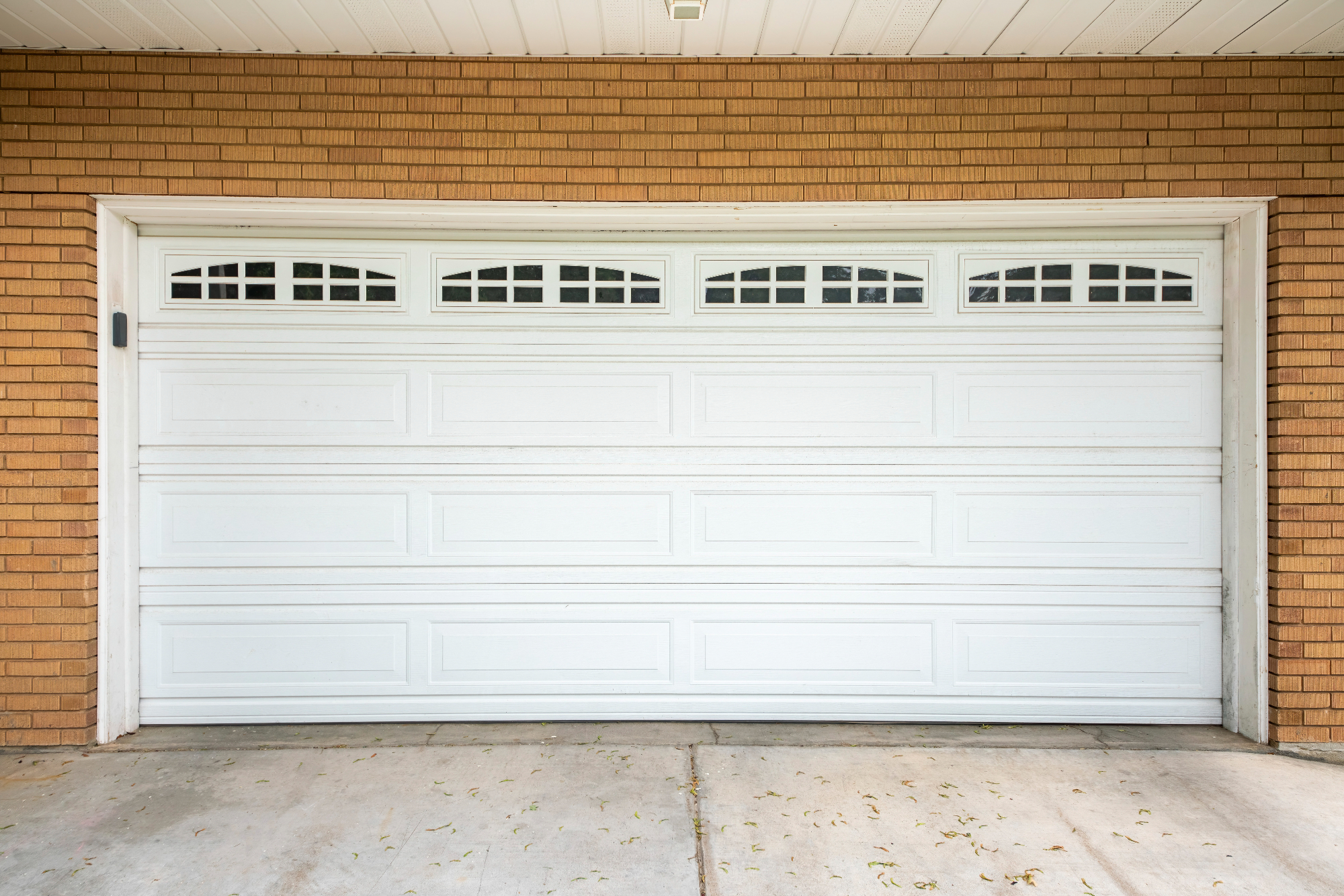 Sekcijska garažna vrata pridejo prav v vsaki garaži